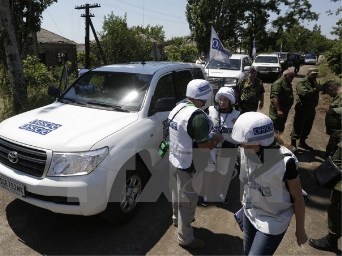 Các thành viên OSCE làm nhiệm vụ tại làng Shyrokyne thuộc khu vực Donetsk ở miền đông Ukraine ngày 4/7. (Nguồn: AFP/TTXVN)